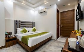 Hotel U-N Star - Walk In From New Delhi Railway Station And Connaught Place